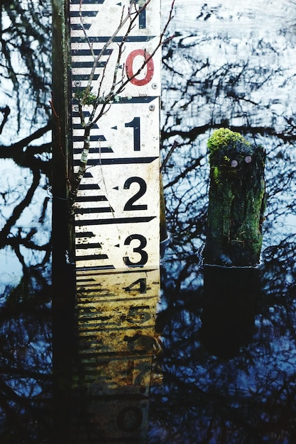 Foto escala de medición en el lago