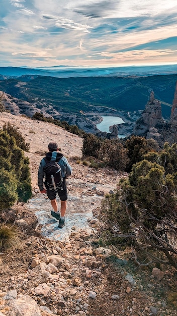 Escalada de Alturas Trekking para Pico Born perto do reservatório de Vadiello nos Pireneus de Huesca