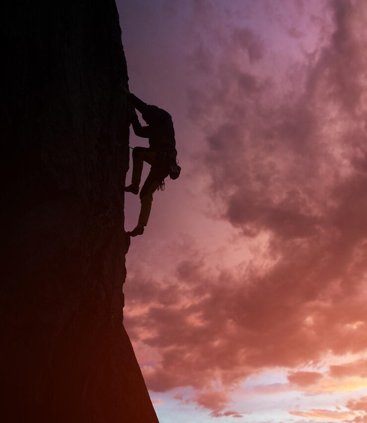 Foto escalada de silhueta masculina fazendo o próximo passo no penhasco céu nublado roxo escuro no fundo com espaço de cópia ângulo baixo