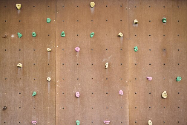 Foto escalada em paredes coloridas em um parquinho de escola