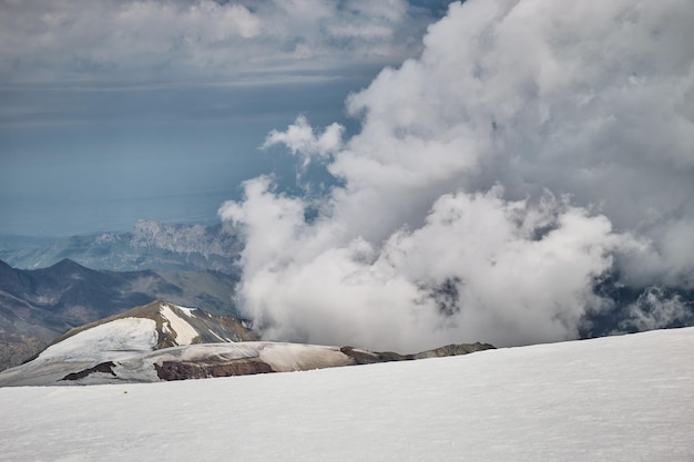 Escalada Kazbek Georgia trilha até o cume Natureza das montanhas caucasianas Monte Kazbek expedição alpinista