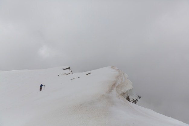 Foto la escalada en las montañas de minter