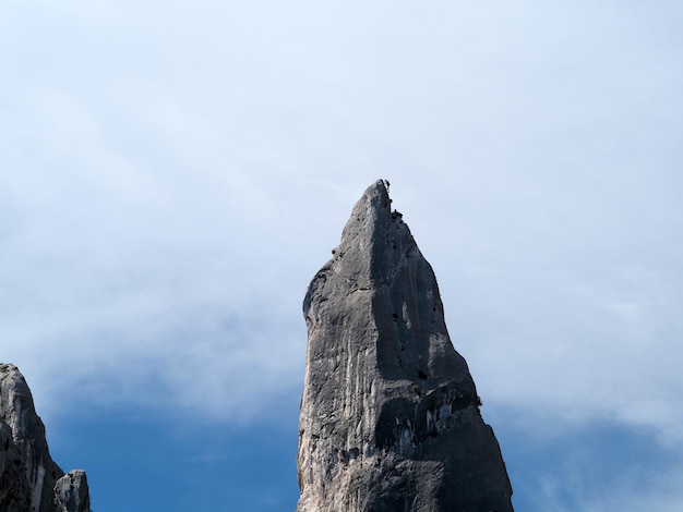 Escalador en el acantilado de roca Goloritze por el mar Cerdeña Italia