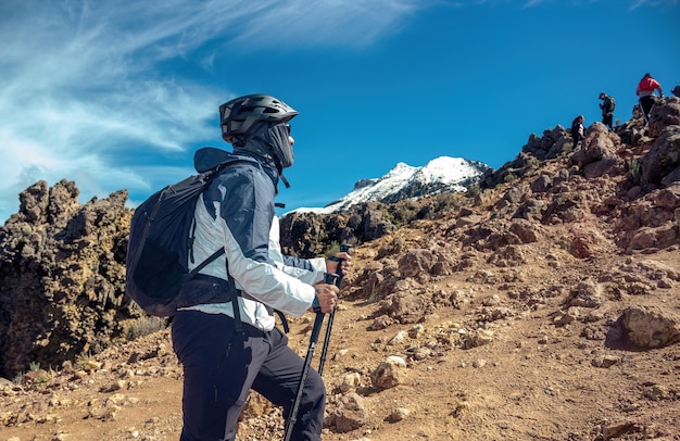 Escalador masculino caminando en el volcán iztaccihuatl