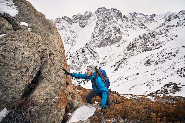 Escalador en las montañas