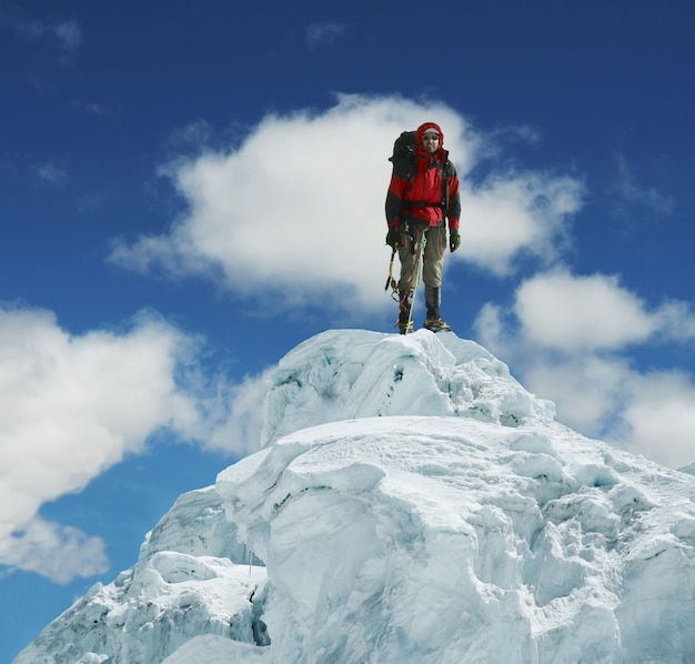 Escalador no pico nevado