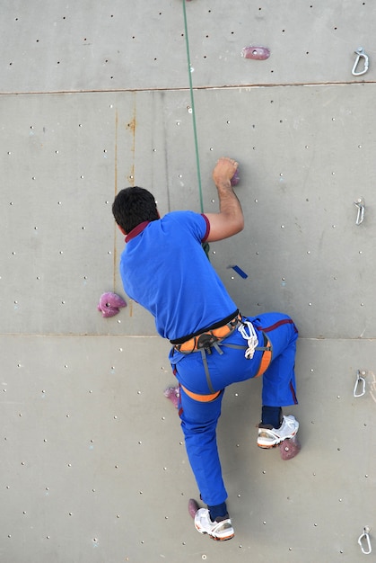 Escalador en pared artificial