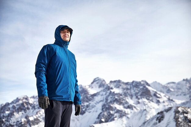 Escalador de retratos en las montañas nevadas