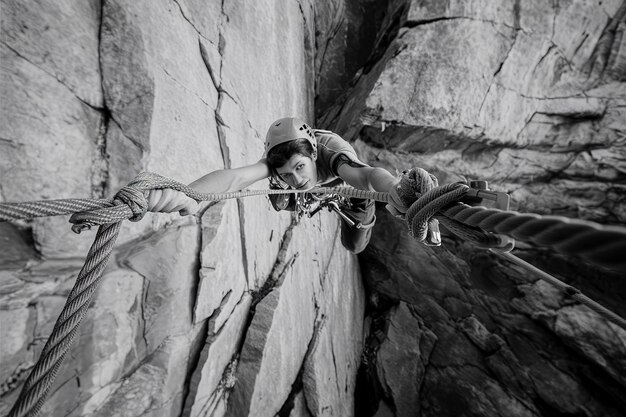 un escalador de roca sostiene una cuerda anudada