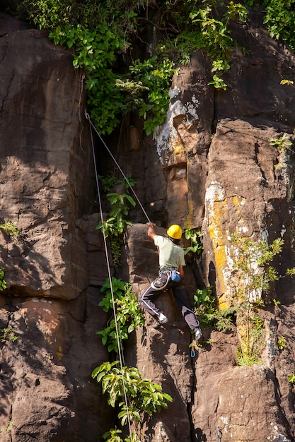 Escalador en rocas del basalto del parque nacional de Iguazú