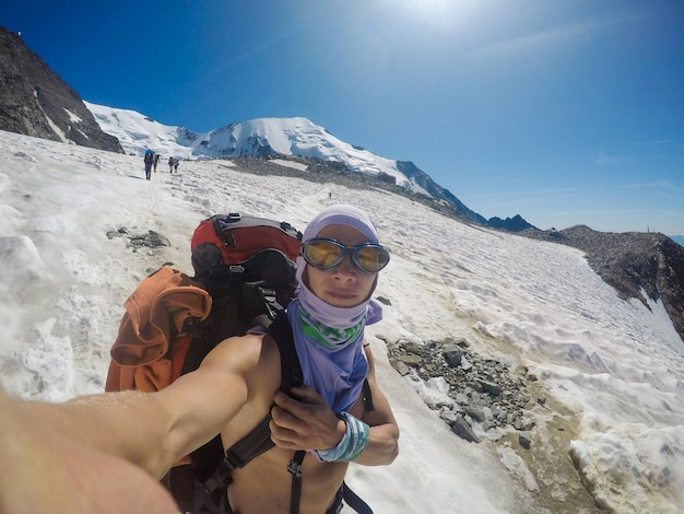 Escalador sazonado en las montañas de Francia