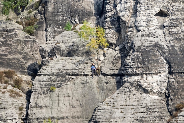 Escalador en la superficie de la roca