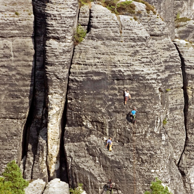 Escalador en la superficie de la roca