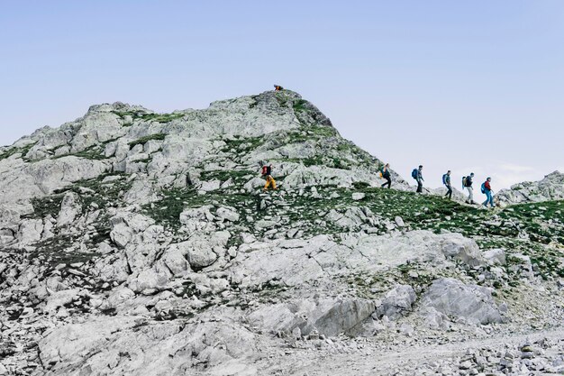 Escaladores con mochilas. Alpes de montaña. Journey Travel Trek y concepto de la vida real. Hermosa naturaleza. Descansa en las montañas.