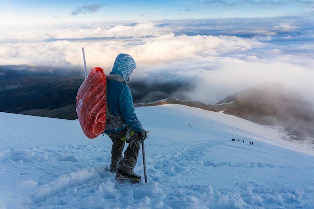 Escaladores que ascienden una montaña en invierno