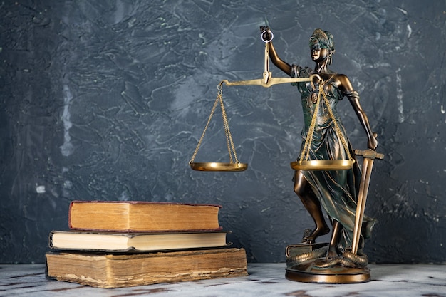 Escalas de la justicia, Lady Justice, concepto de biblioteca de derecho, libros de derecho en el fondo.