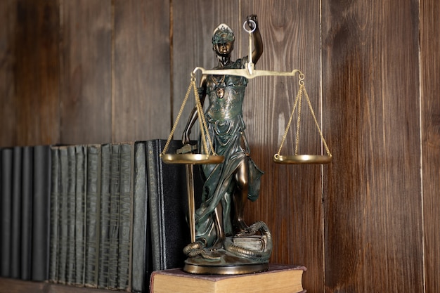 Escalas de la justicia, Lady Justice, concepto de biblioteca de derecho, libros de derecho en el fondo.