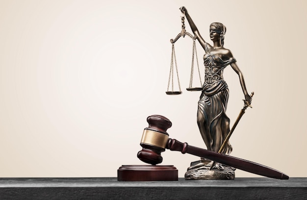 Escalas de justicia y mazo de madera sobre mesa