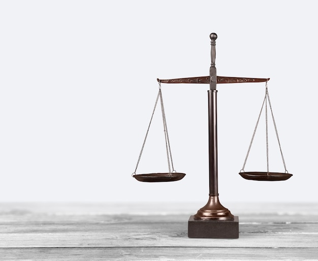 Escalas de ley en el fondo de la tabla. Símbolo de la justicia
