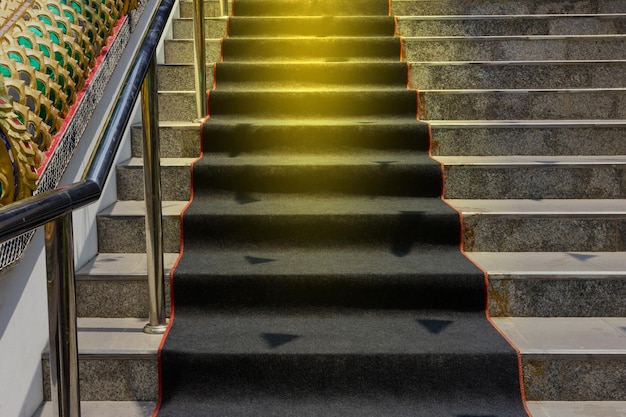 escalera con alfombra negra