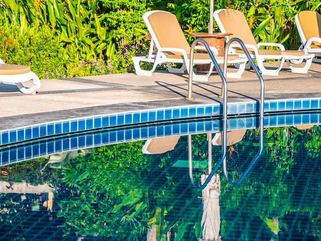 Escalera alrededor de la piscina en el hotel y resort