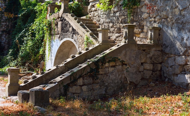 Escalera antigua con elementos arquitectónicos en la naturaleza.