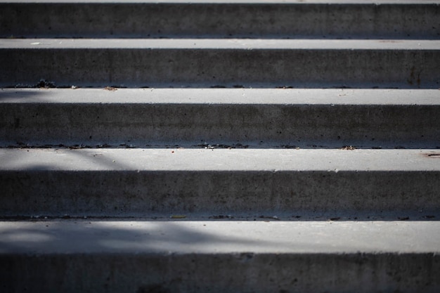 Escalera de asfalto con rayos de luz.