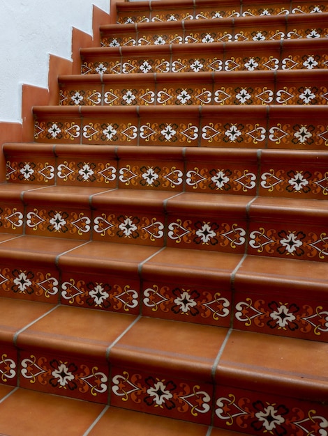 Escalera auténtica de azulejos con adornos tradicionales subiendo en la ciudad de Bielsa Huesca España