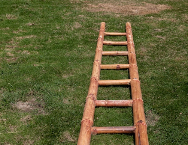 Escalera de bambú sobre un suelo en el césped