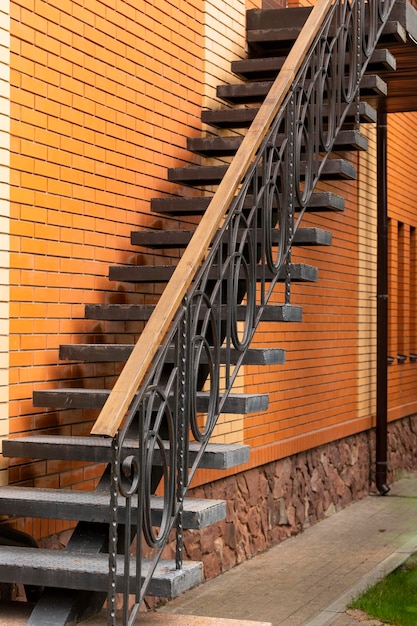 Escalera y barandillas de la calle en un edificio de ladrillo