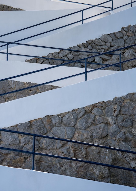 escalera con barandillas de hierro entre una pared de piedra con una parte superior blanca Diseño moderno de la casa Mallorca España