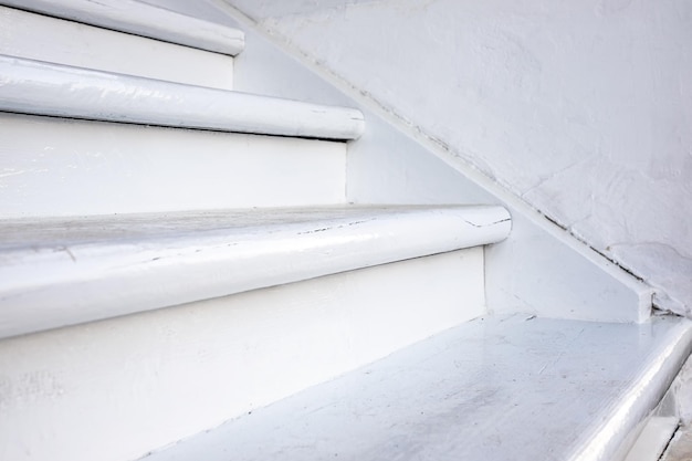 Escalera blanca de madera vista cercana Detalle de casa rural