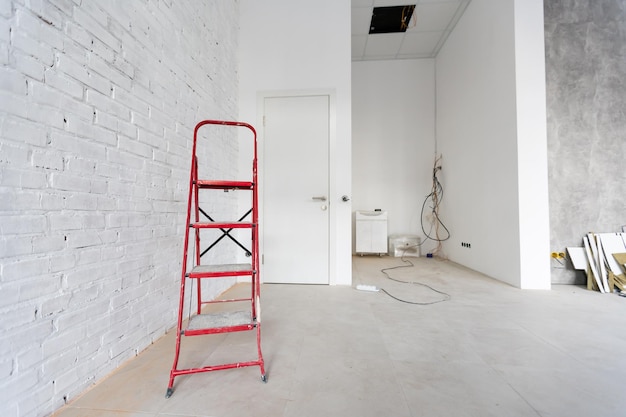 Foto escalera blanca sobre fondo blanco con una copia del espacio. estilo mínimo. el concepto de motivación, construcción y reparación.