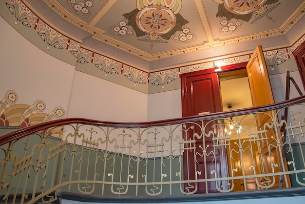 Escalera de caracol en una antigua casa de Riga.