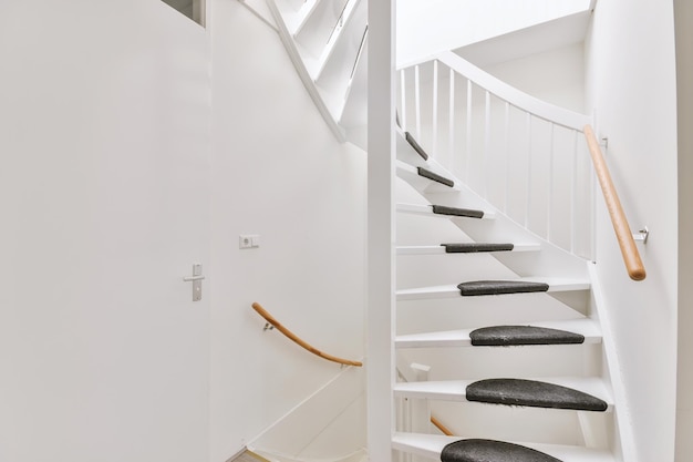 Escalera de caracol blanco en apartamento moderno