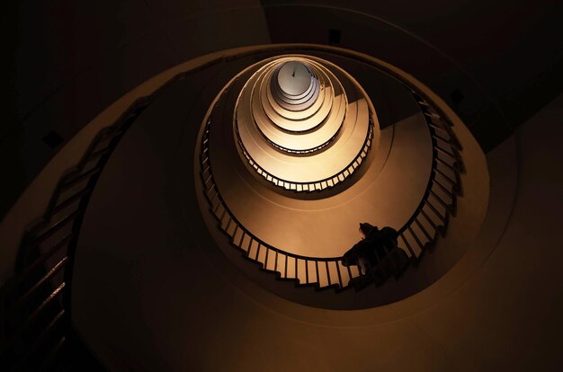 Escalera de caracol en una casa alta de varios pisos en forma de concierto de arquitectura de proporción áurea