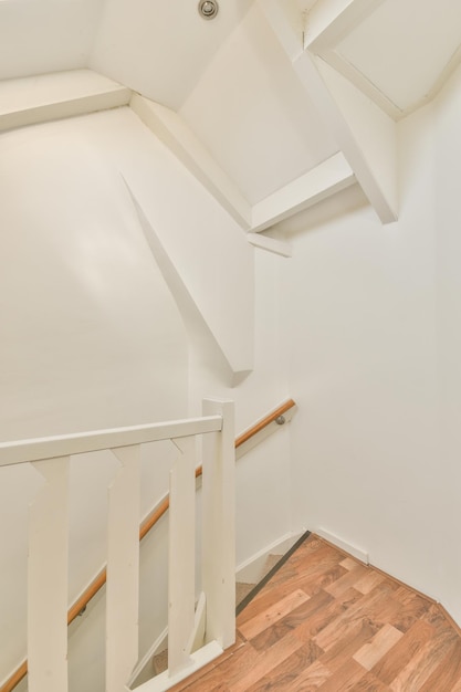 Escalera de caracol en casa moderna
