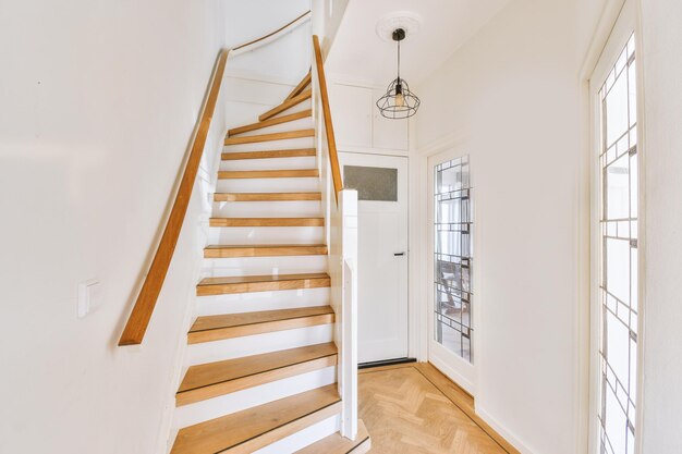 Escalera de caracol de madera en casa moderna