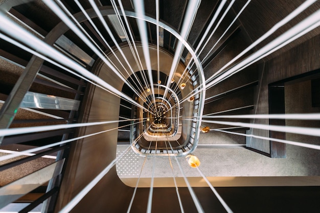 Escalera de caracol moderna con luces en el medio Escalera de perspectiva óptica en hotel en París