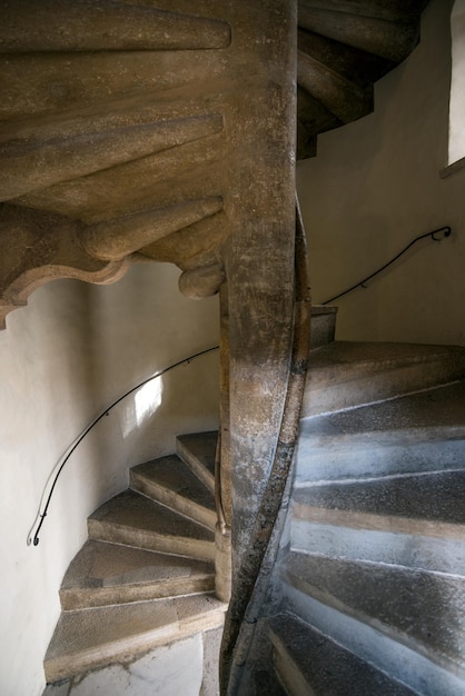Escalera de caracol de piedra en un edificio antiguo en Austria.
