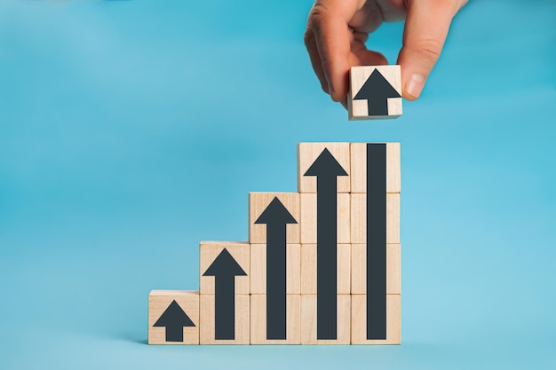 Escalera carrera trayectoria empresarial y crecimiento éxito proceso concepto mans mano organiza el apilamiento de madera