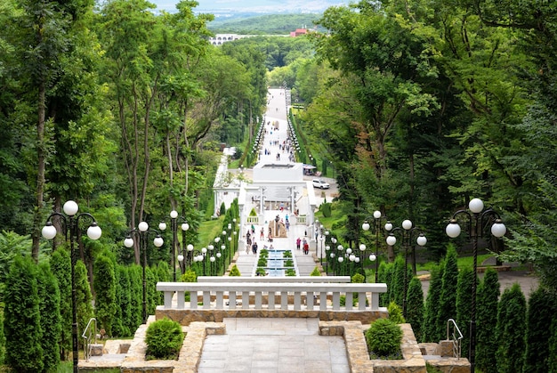 Escalera en cascada en verano Stavropol Krai Zheleznovodsk Rusia