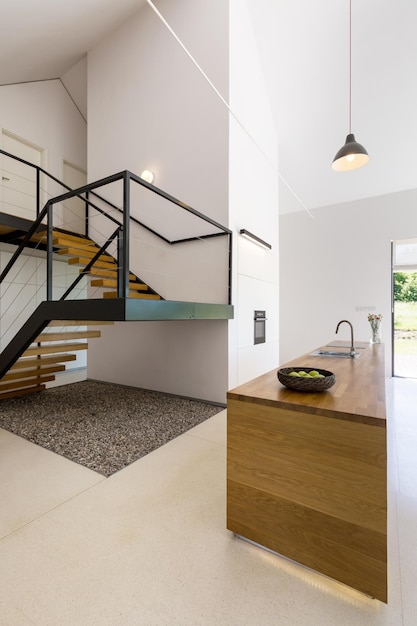 Escalera y cocina minimalista moderna