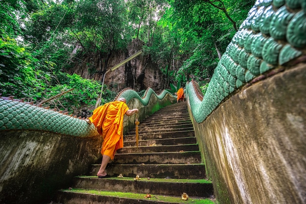 Una escalera conduce a una pagoda dentro del templo budista en la cima de la montaña.