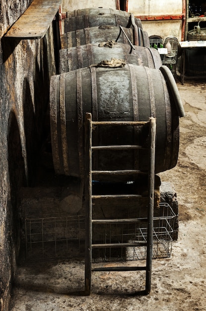 Escalera contra un barril de vino de roble.