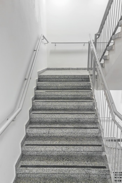 Escalera dentro del edificio en casa