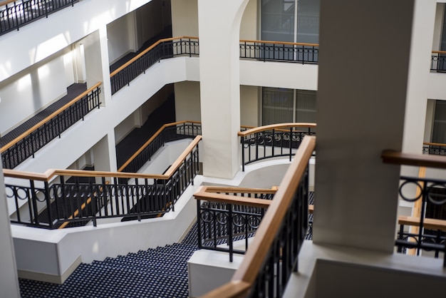 Escalera dentro de un edificio de varios pisos.