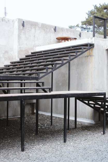 Escalera de diseño exterior de metal negro y madera, diseño minimalista para la vida moderna, industrial