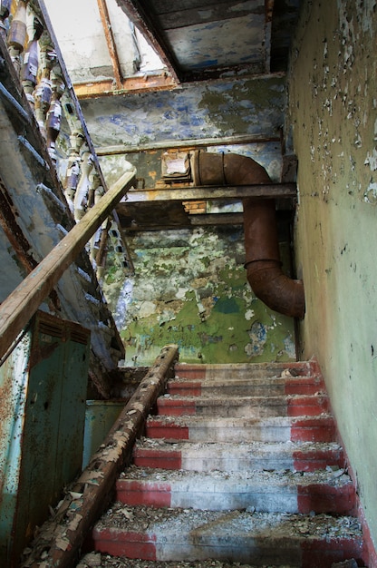 Escalera en un edificio abandonado.