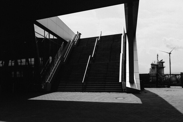 Foto escalera por un edificio moderno contra el cielo